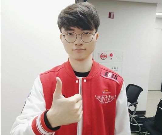 开云下载- Faker重返赛场,夺冠首场状态出色,DWG观众沸腾!赛场气氛高涨