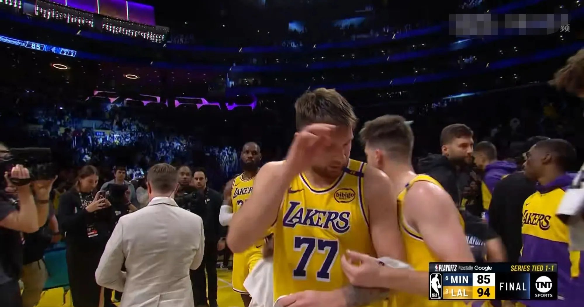 开云新版-MAD教练压力巨大！，东契奇遭遇二十持续失利全场沸腾不已(东契奇什么队)